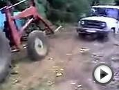 Мощный внедорожник УАЗ Хантер вытягивает трактор